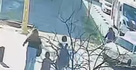 VIDEO: Un Uber invade ciclovía, choca y abandona a su pasajero en Morelia