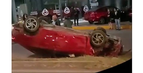 Vuelcan combi y auto tras chocar en periférico de Morelia [Video]