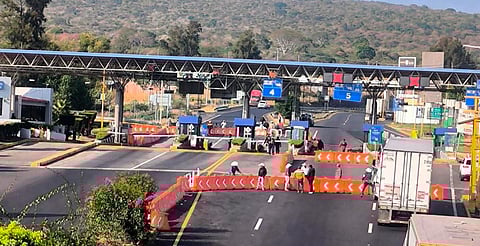 Persisten bloqueos: más de 10 puntos afectados en carreteras de Michoacán
