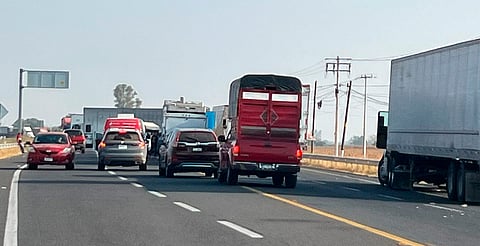 Más de 1,400 vehículos atrapados en bloqueos en cinco carreteras de Michoacán
