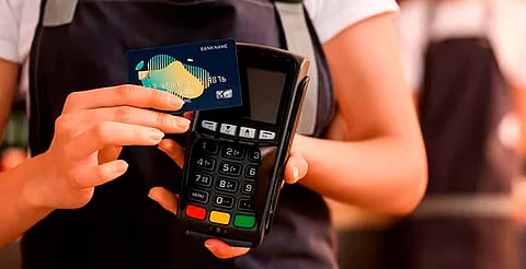 Banxico y CNBV proponen bajar cuotas por uso de tarjeta; bancos aceptan con condicione