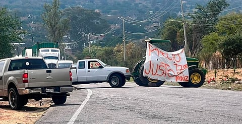 Continúan bloqueos carreteros en Michoacán; van para 72 horas