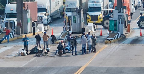 Bloqueos carreteros cimbran industria cárnica de Michoacán