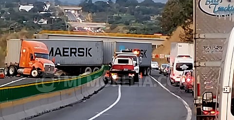 Trailer se accidenta y bloquea parcialmente la autopista Siglo XXI