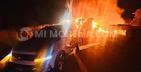 Explosión en la Siglo XXI: tráiler arde en llamas tras choque contra auto y deja un muerto