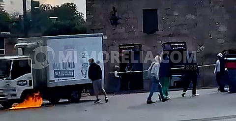 Normalistas le prenden fuego a camión repartidor a la altura de Las Tarascas, Morelia