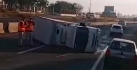 Vuelca camión tras choque en la Morelia-Salamanca