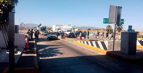 Seguridad privada frustra bloqueo de caseta por presuntos normalistas en Panindícuaro