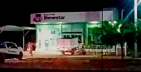¿Autoservicio del Bienestar? Choca y se impacta contra banco, en Múgica, Michoacán