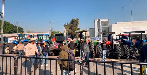 Campesinos de Michoacán llegan a CDMX en tractores para protestar