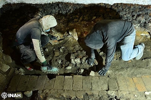 Hallan casa mexica con entierros, en CDMX