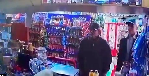 A mano armada, roban tienda en Morelia; piden ayuda para identificarlos [Video]