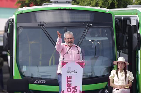 Bedolla moderniza el transporte en Uruapan; entrega primeras 80 unidades nuevas