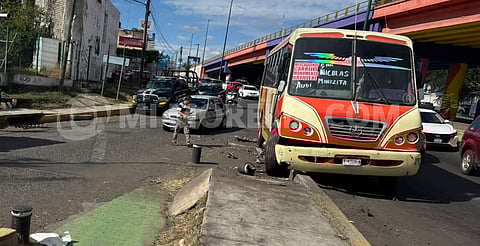 Tres menores resultan lesionados tras choque de camión urbano en Morelia