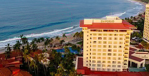 Emporio Ixtapa cierra sus puertas por huelga; turistas son reubicados en otros hoteles