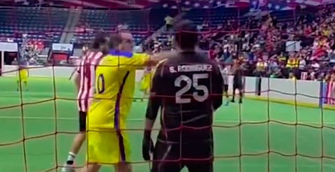 El público abucheó la actitud del exfutbolista y actual político