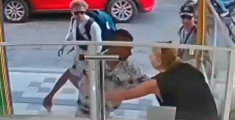 Ciudadanos intervinieron para defenderlos y enfrentaron al agresor