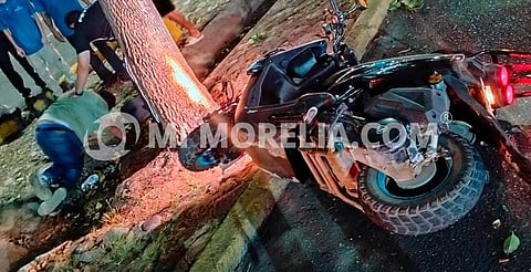 Joven se estrella contra árbol y acaba con lesiones en la cabeza en Lázaro Cárdenas