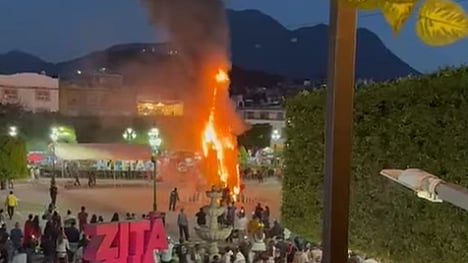 ¡Arde el árbol navideño! Reportan incendio en pleno centro de Zitácuaro