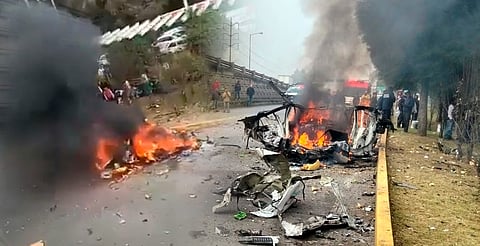 Explota taxi con pirotecnia en la México–Toluca; hay tres heridos [VIDEO]
