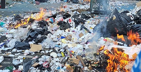 Protesta en llamas: queman basura en pleno Centro Histórico de CDMX