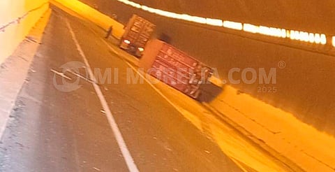 Tractocamión vuelca en túnel de la autopista Pátzcuaro-Cuitzeo