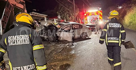 Dos adolescentes lesionados al estrellarse en vehículo en Tacámbaro
