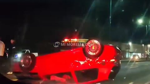 Auto vuelca en salida a Quiroga; no hubo heridos