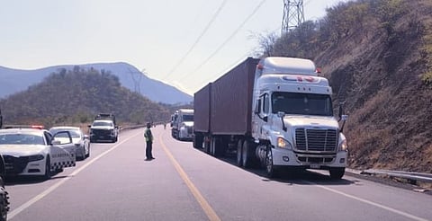 Autopista Siglo XXI reabre circulación tras accidente de tráiler en Michoacán