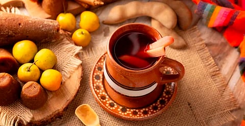 Caña, tejocote y tradición: el poder oculto del ponche de frutas navideño