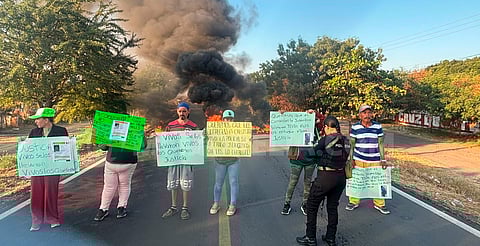 Pobladores de Buenavista bloquean carretera para denuncia desaparición de personas; señalan a la policía de Tepalcatepec