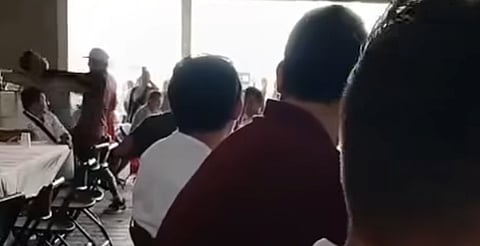 VIDEO: En plena posada, payaso golpea a asistente por insulto a su esposa en Campeche