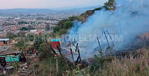 Se incendia casa de madera cerca del estadio Morelos; vecinos ayudaron a apagar el fuego