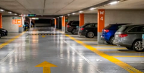 Diputado propone 2 horas gratis en estacionamientos de plazas