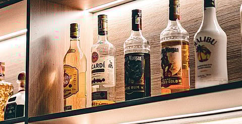 Todas las botellas legales deben portar marbete fiscal del SAT