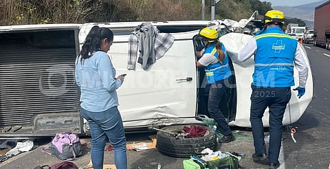 Conductor queda prensado tras volcadura en la Siglo XXI; fue llevado al hospital de urgencia