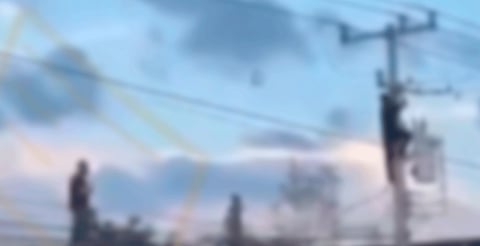 Hombre intenta escapar de la policía, sube a poste y termina electrocutado [VIDEO]