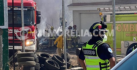 Bomberos sofocan incendio en negocio de tarimas en Morelia
