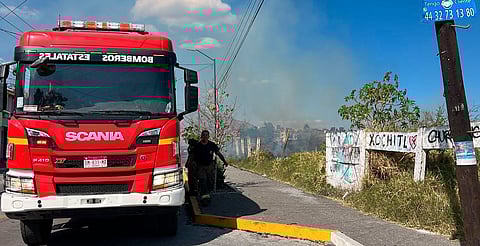 Controlan incendio de pastizal en avenida Fidel Velázquez, en Morelia