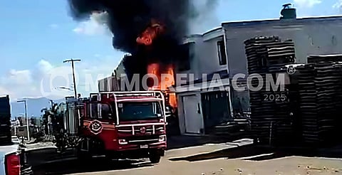 Incendio en maderería provoca intensa movilización en Morelia