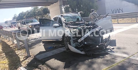Impacta camioneta contra tráiler; muere adulta mayor y hay cuatro heridos en la autopista México - Guadalajara