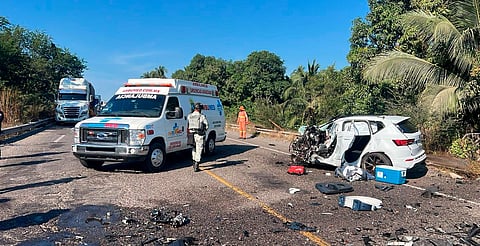 Reportan aparatoso choque en la Siglo XXI, cerca de la costa michoacana