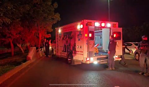 Auto vuelca frente a la terminal de autobuses de Morelia; tres lesionados