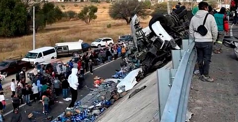 Volcó tráiler con Suavitel en Querétaro y habitantes aprovecharon para llevarse la carga [VIDEO]