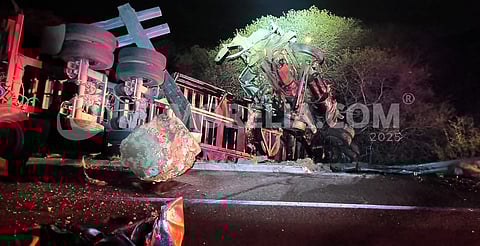 Tractocamión con doble remolque sufre accidente en la Siglo XXI; no hay lesionados