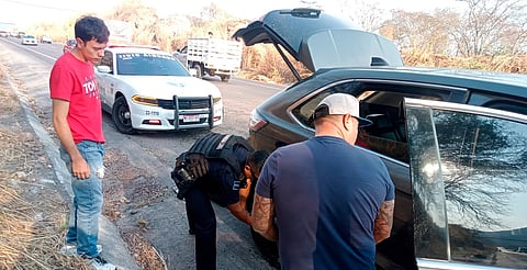 Policía vial auxilia a conductor varado en la autopista Siglo XXI
