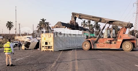Trailer queda atravesado tras volcadura en autopista entre Michoacán y Guerrero