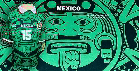 El uniforme destaca por su diseño verde con el calendario azteca grabado