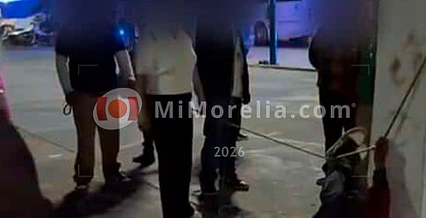 Pobladores amarran a presunto ladrón a un poste en San Nicolás Obispo