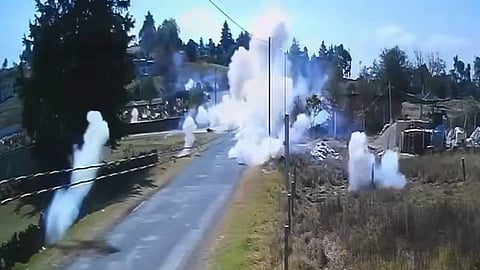 VIDEO: transportaba pirotecnia en una moto y explotó en plena vialidad de Edomex